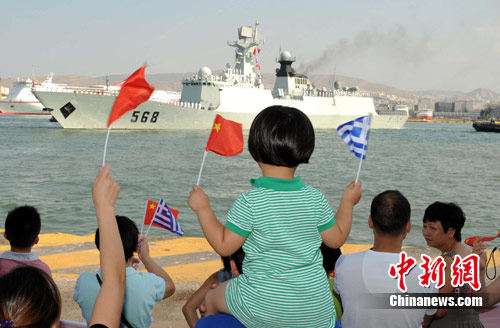 图：中国海军第五批护航编队访问希腊港口