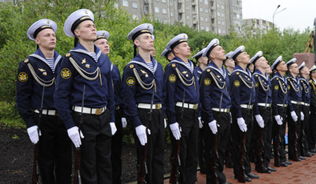 俄罗斯悼念库尔斯克号核潜艇遇难海员（图）