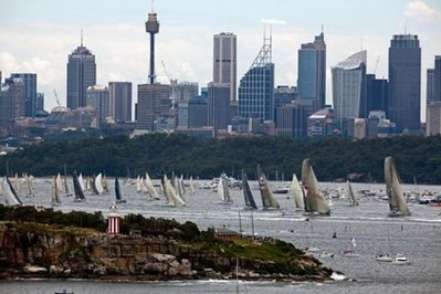 澳大利亚遭暴风雨袭击 帆船赛2船员落水