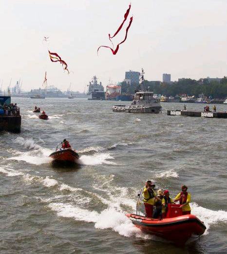 特写：中国龙亮相鹿特丹“世界港口日”（图）
