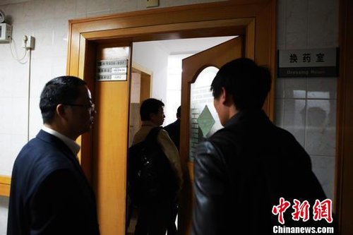 上海市教委、上海交大官员进入2名受伤学生的病房。李克祥摄