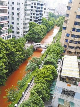 广州猎德涌河水鲜红 水务局称大雨冲泥引起(图)