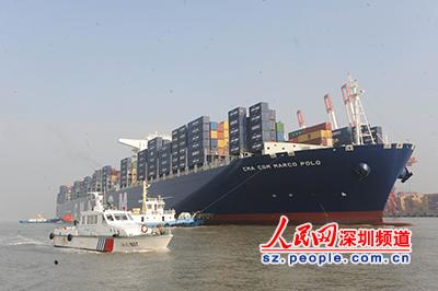 深圳海事局海巡船为“马可波罗”轮开道护航（杨文川 摄）
