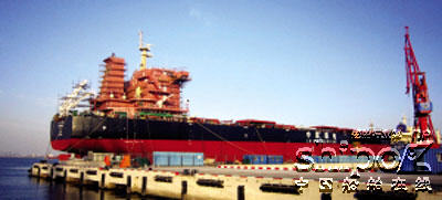 新港船舶重工7.6万吨散货船在临港经济区出坞
