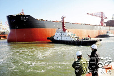 新港船舶重工7.6万吨散货船在临港经济区出坞