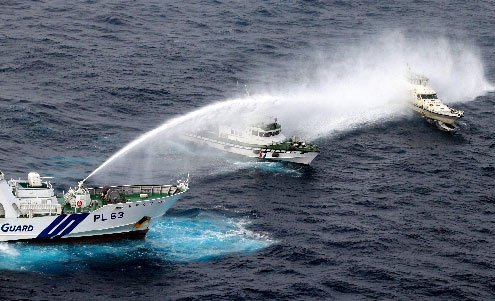 台湾保钓船遭日舰水炮围攻被迫返航（组图）