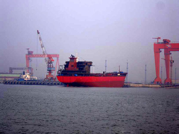 扬州科进船业28000吨级成品油船下水