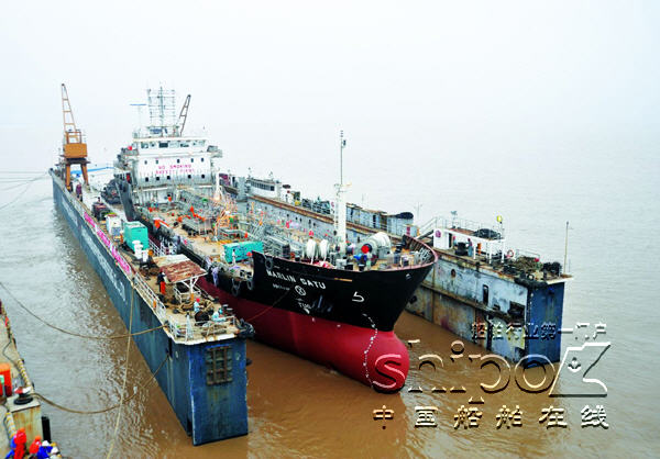 上海外高桥临港海工首制加油船出坞