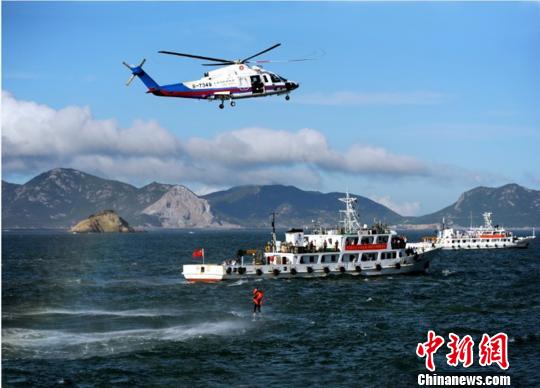舟山举行华东最大规模商渔船碰撞救助演练