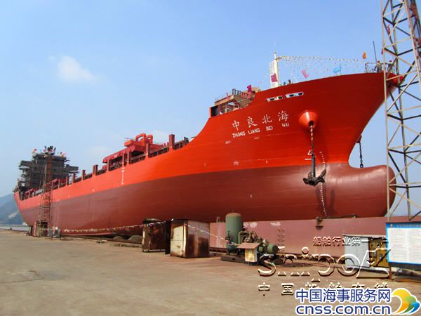 枫叶船业新造箱船ML882TEU-01下水