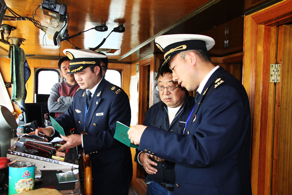 连云港海事局查处一起船员超限任职案件