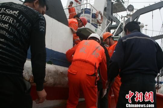 渔船舟山海域触礁7名船员获救(组图)