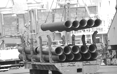 多批铸铁管集结江苏连云港港口码头等待出口海外，港口迎来了铸铁管出口高峰。