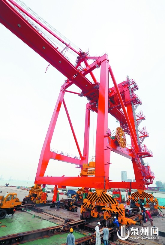 新型桥吊设备靠泊 泉州港港口生产再添生力军