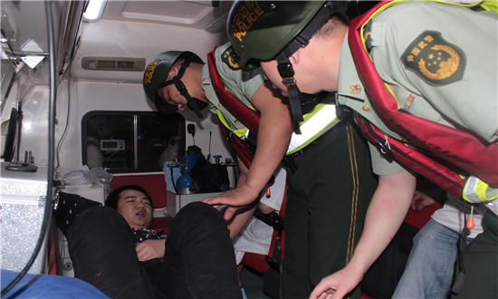 官兵将患病船员转移上救护车