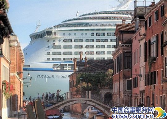 巨型邮轮驶入威尼斯，曾引起民众抗议