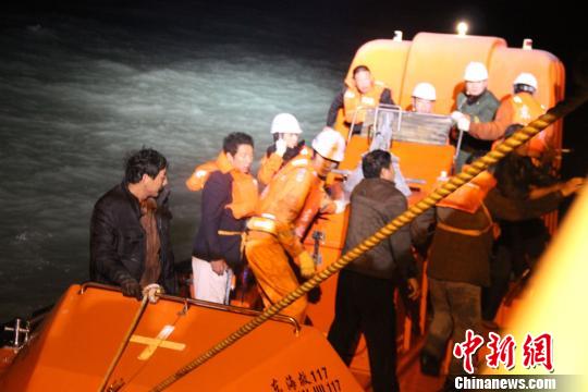 7名遇险船员被全部转移至救助艇，转危为安。