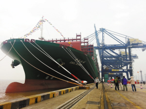 全球最大集装箱船“中海环球”轮首航宁波港