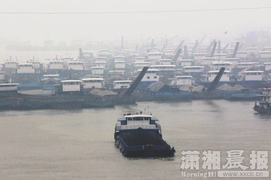 湘江下游堵船 专家称水位下降与降雨少有关