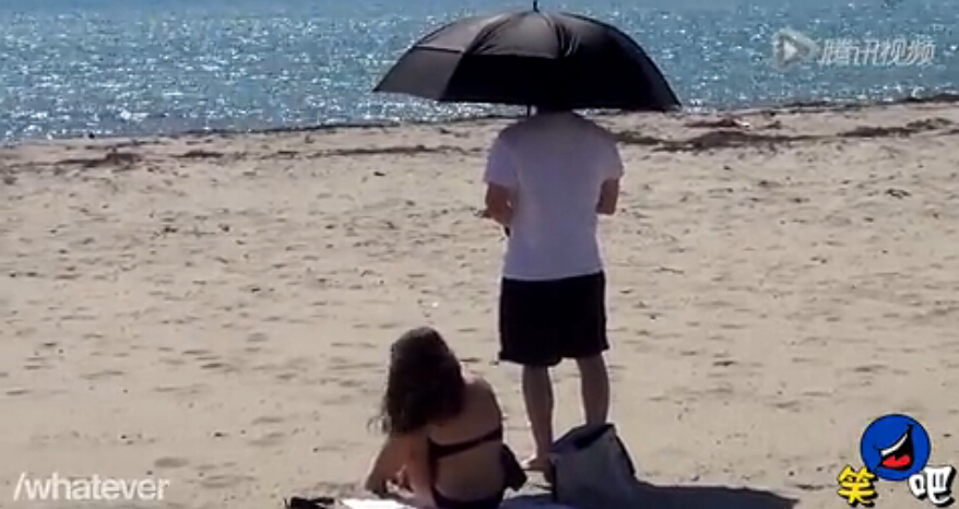 给沙滩比基尼美女撑遮阳伞，欠扁！【视频】