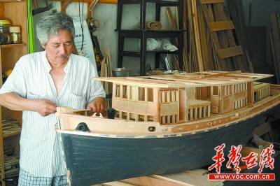 长沙老船长制作10艘大型木帆船模 为留住乡愁