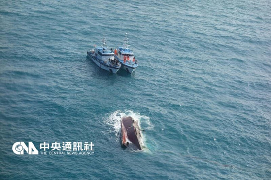 台湾翻覆渔船“世晖31号” 昨日拖抵台北港