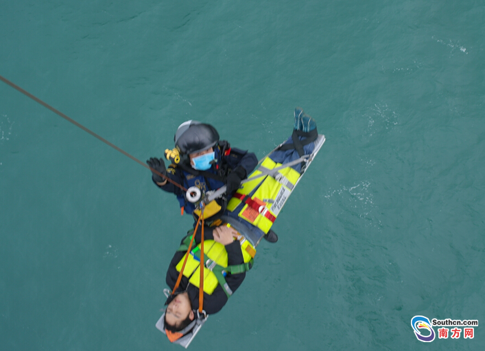 一船员海上昏迷吐血，南海救助飞行队紧急救援