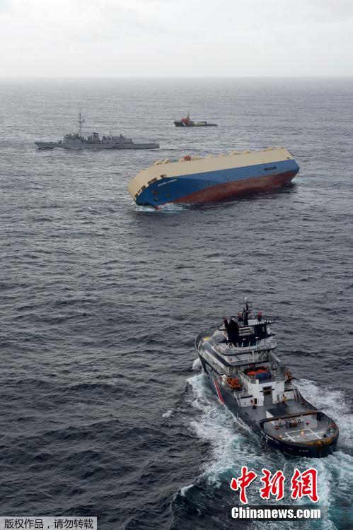 巴拿马籍商船在法国西部海域倾覆 船员被救起
