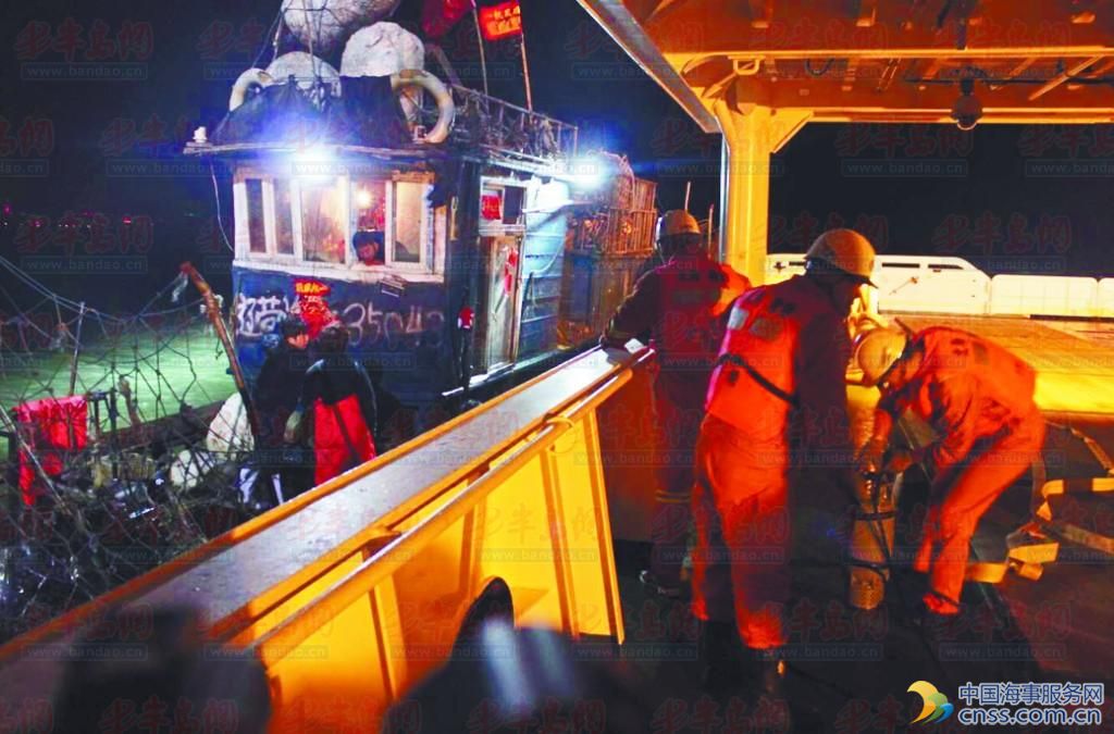 一辽宁籍渔船青岛海域遇险 搜救船2小时救6人