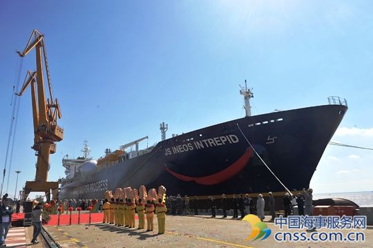 世界最大液化气船“无畏”号离开美国前往挪威