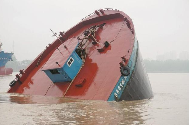 长江黄石段水域一砂船自沉 船上2人被救起
