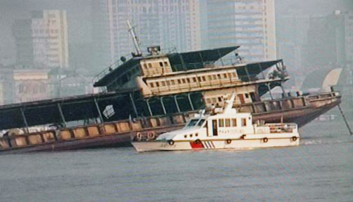 长江运砂船翻沉 2名船员被浊流卷走
