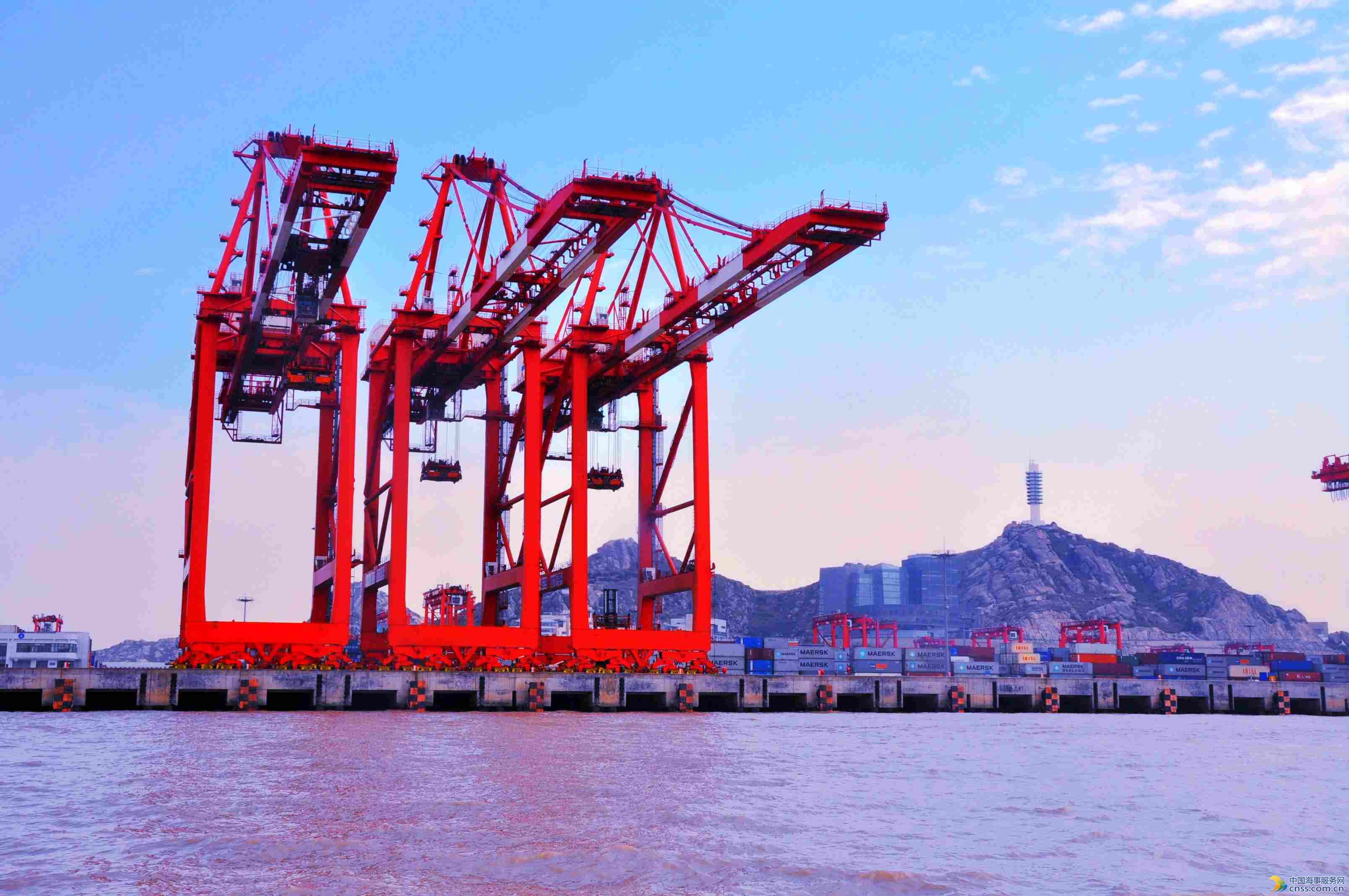 上海洋山深水港四期码头迎来首批巨型桥吊 