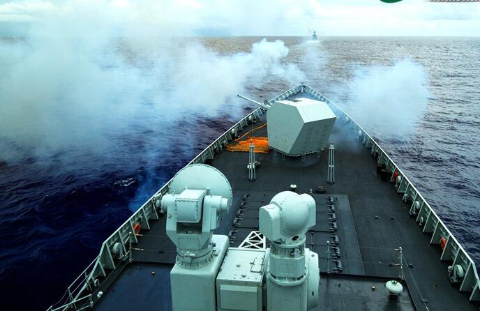 南海舰队远海训练编队：对海实弹射击训练 检验装备性能【视频】