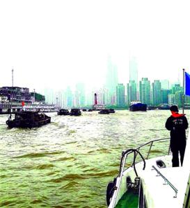 “三无”捕捞船在黄浦江里违法喷射烂泥浆 被强制驱离