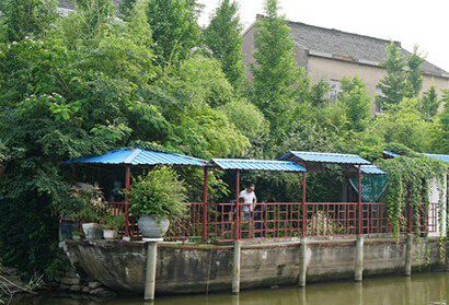  江苏村民耗时4年将旧水泥船打造成水上“小公园”
