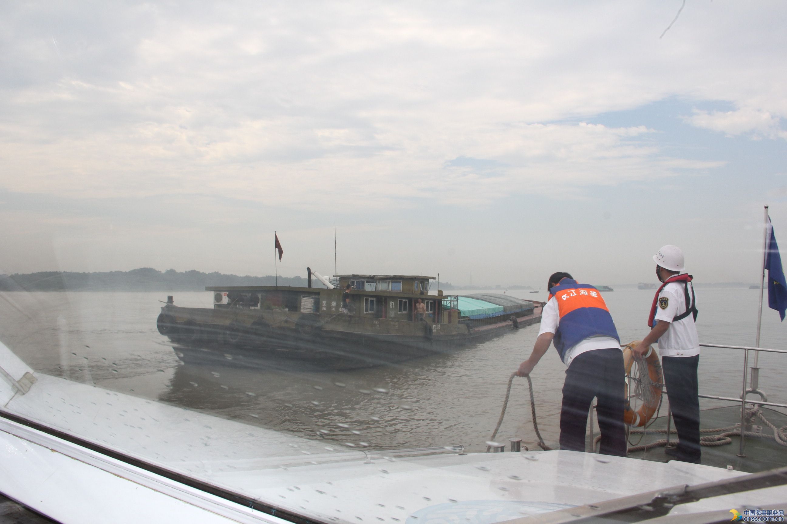 船舶失控江中央“自转” 安庆海事紧急拖带除险 