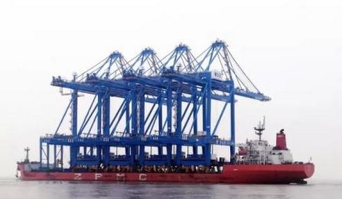 “振华31”轮发运青岛港全自动化码头最后一船设备