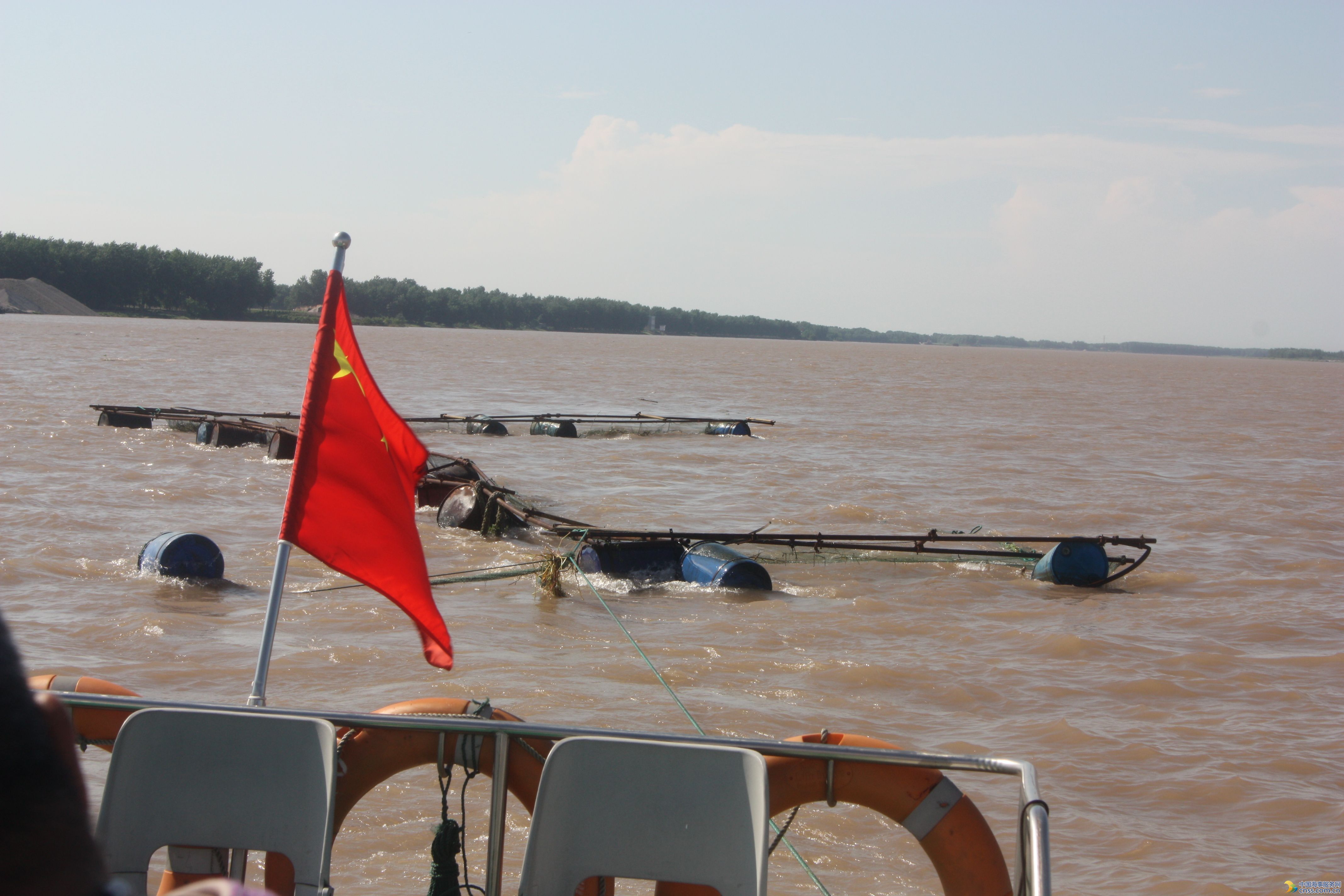 荆州海事局及时处置江上漂流网箱确保船舶航行安全