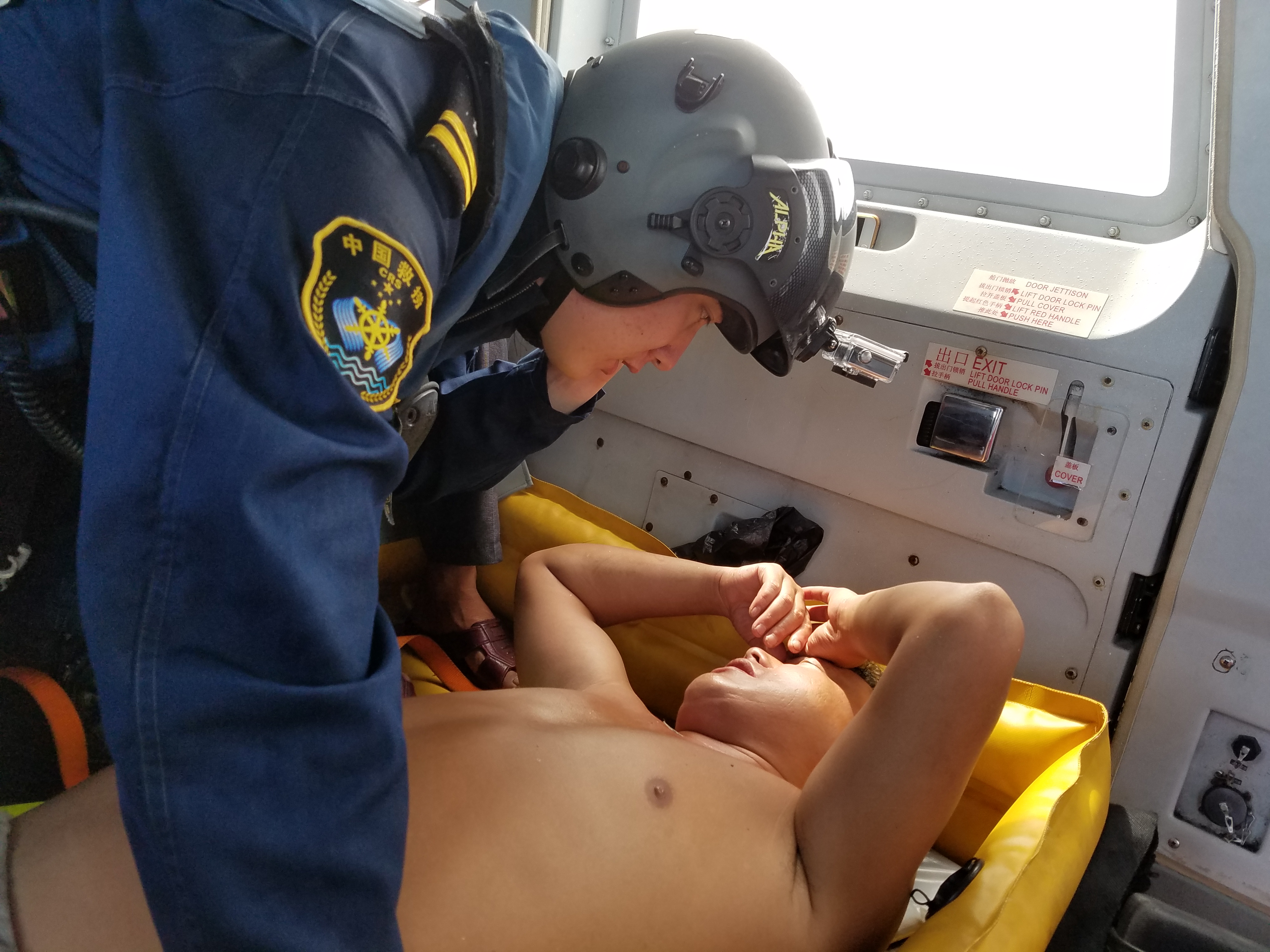 东二飞成功救援一名腿部重伤渔民