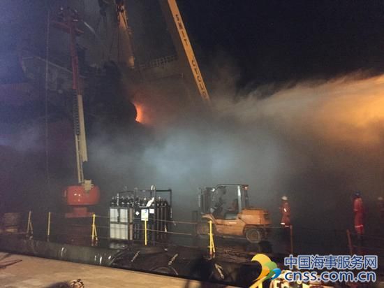 台湾基隆船厂晚间大火 疑拆卸旧船不慎酿灾