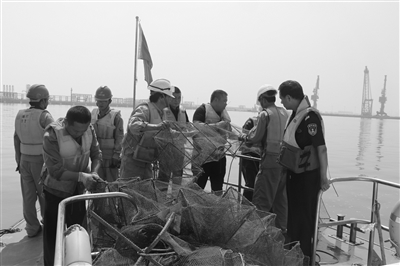 海事执法人员正在清理航道渔网渔具