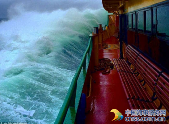 船员拍震撼航海照 近距离体验巨浪滔天