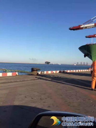 突发！鲅鱼圈，4万吨集装箱船开上了防波堤