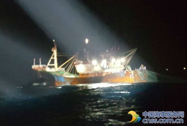 台今晨扣留一艘大陆渔船 10名船员被带返基隆侦办