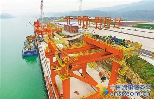 重庆港龙头作业区开始安装 拟建5000吨级泊位20个