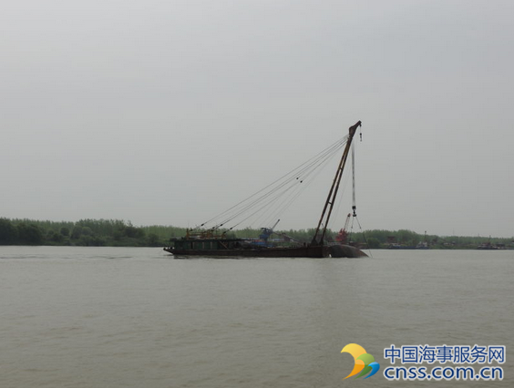 武汉段翻沉运砂船：7船员获救1人失踪