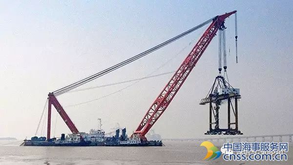 最后一艘浮吊驶离上海港 黄浦江浮吊作业成为历史