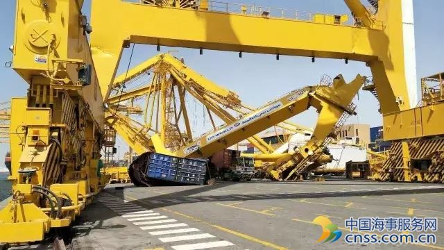 闯祸：CMA CGM大型箱船撞塌迪拜码头岸吊