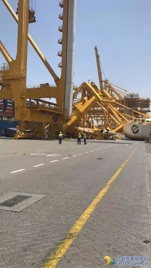 闯祸：CMA CGM大型箱船撞塌迪拜码头岸吊